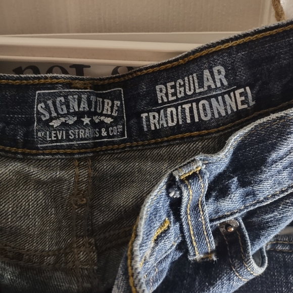 Levi Strauss Regular Fit Jeans - Picture 2 of 3